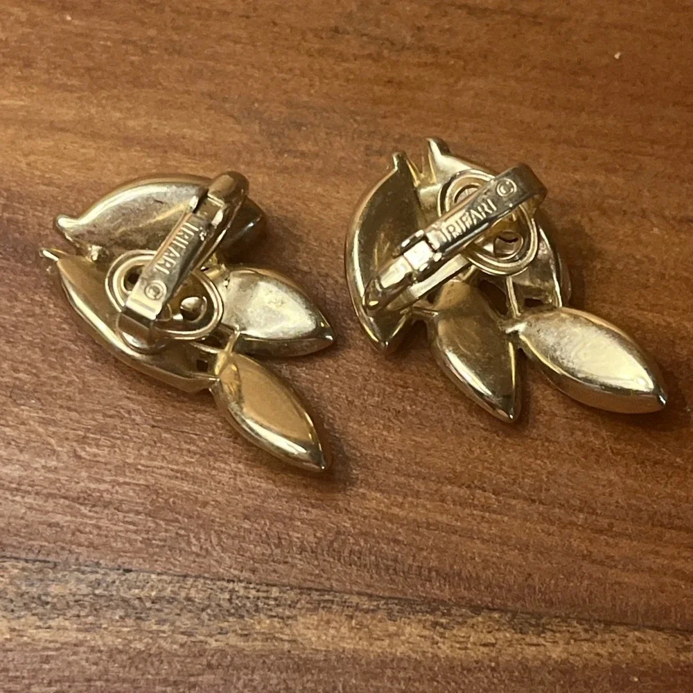 Vintage Crown Trifari Clip On Earrings Gold Tone Leaf Shaped Cluster Signed